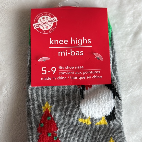 PENGUIN Christmas Socks Holiday bundle 3 pair women's shoe size 5-9 NWT penguins - Picture 4 of 7